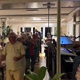 080 - Bijna iedereen deed mee met de polonaise